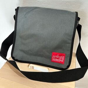 NWOT Manhattan Portage Medium DJ Bag Grey